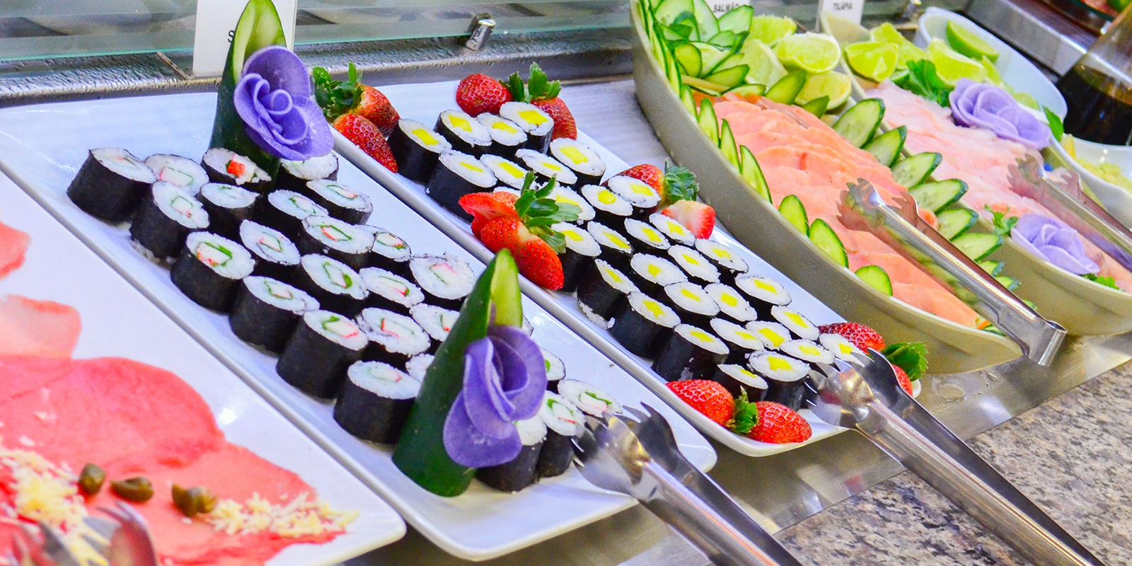 Comida oriental com diversos tipos de peixes...