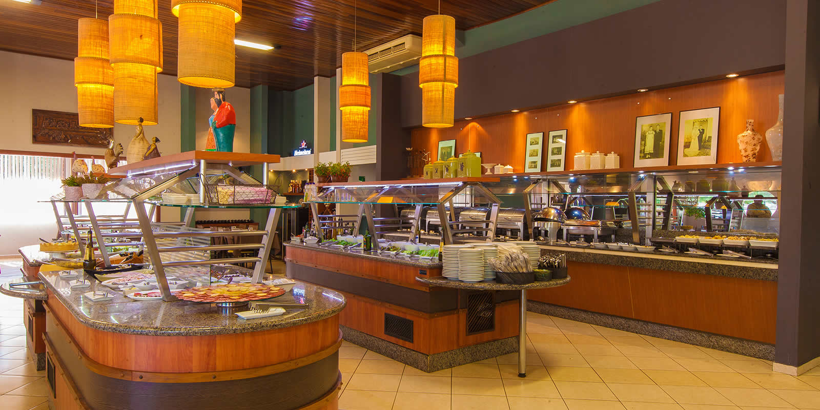 Amplo Buffet com mais de 80 pratos...